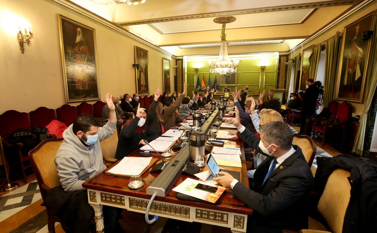 Los concejales del Ayuntamiento de Oviedo votan durante la sesión plenaria celebrada este lunes.