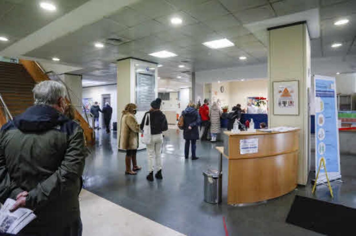 Pacientes esperan a ser atendidos en el centro de salud de Zarracina, en Gijón. 