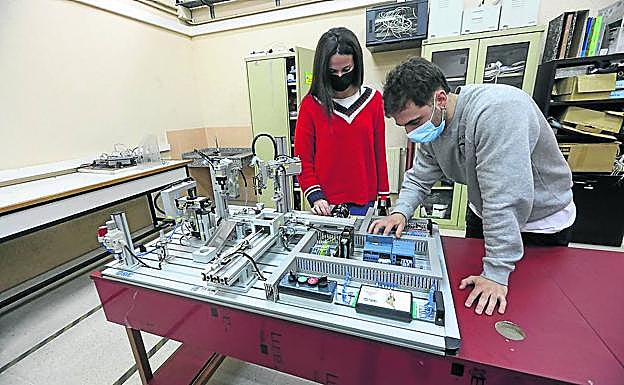 Alumnos en el Centro Integrado de Formación Profesional de Avilés. 