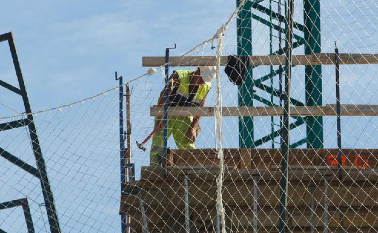 Un obrero trabaja en la construcción de viviendas. 