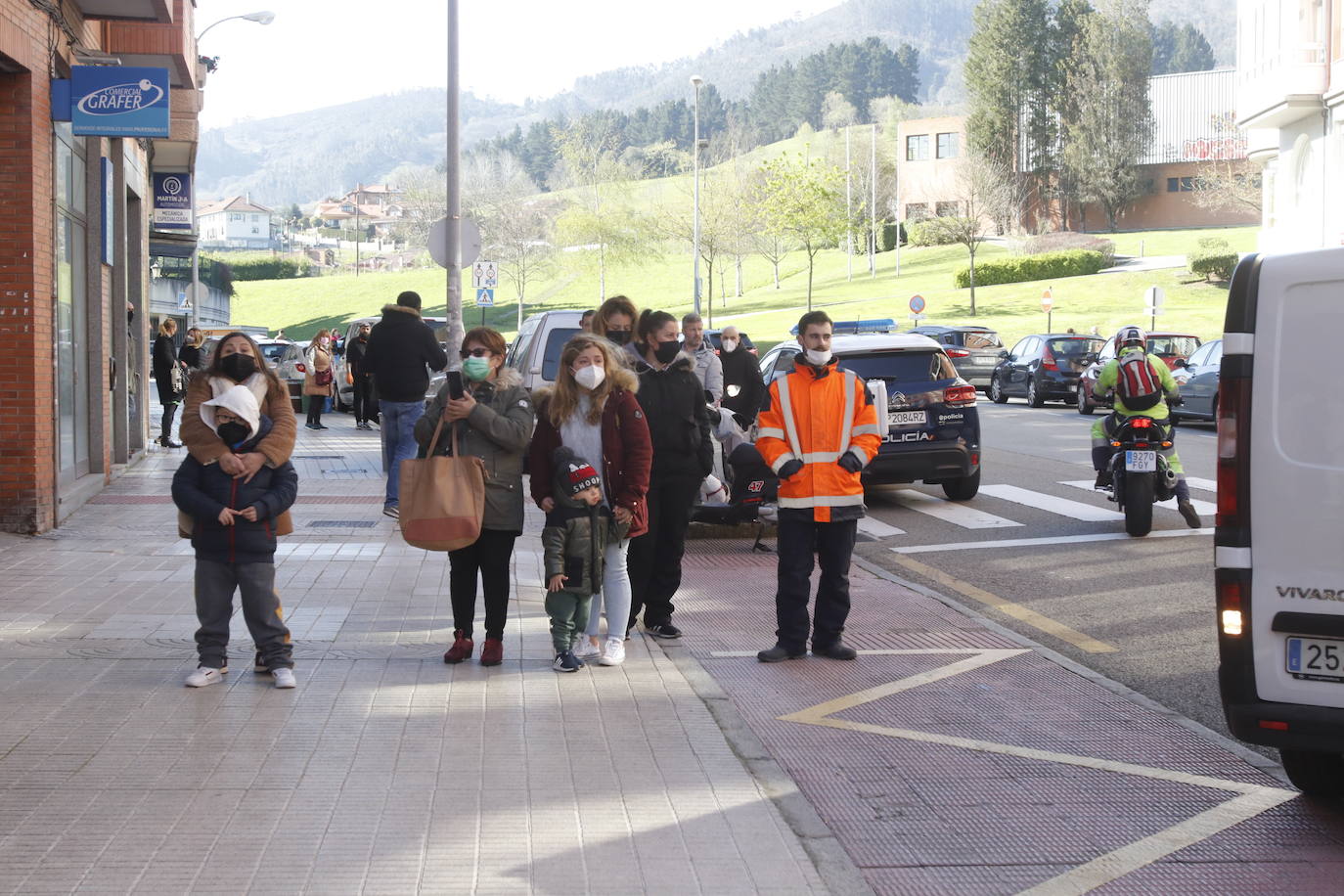 La menor ha sido encontrada con heridas de arma blanca. Un hombre, que se encontraba en la misma casa de la calle Vázquez de Mella, ha sido trasladado al HUCA.