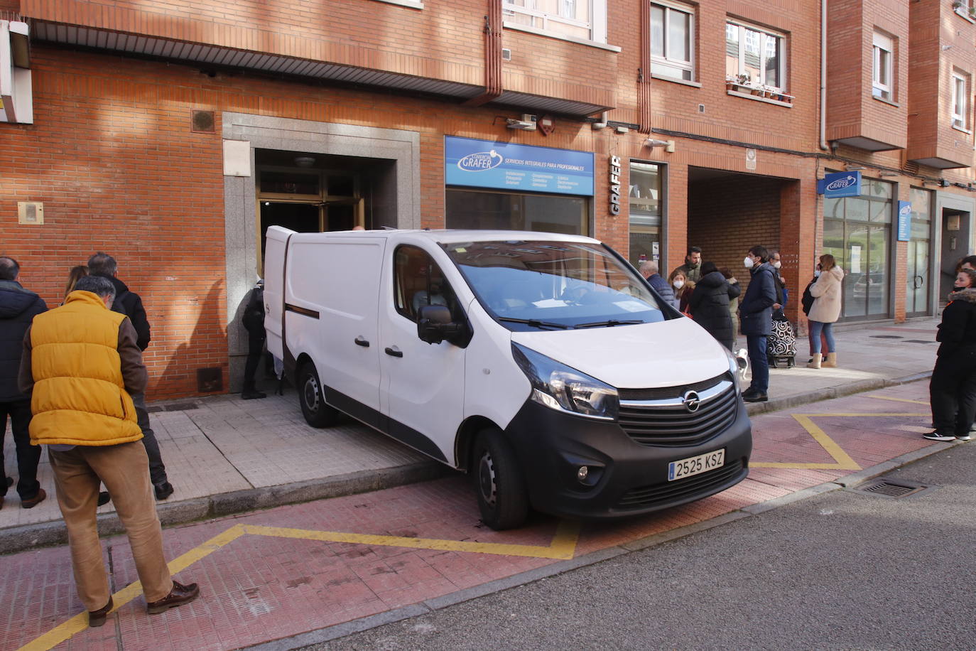 La menor ha sido encontrada con heridas de arma blanca. Un hombre, que se encontraba en la misma casa de la calle Vázquez de Mella, ha sido trasladado al HUCA.