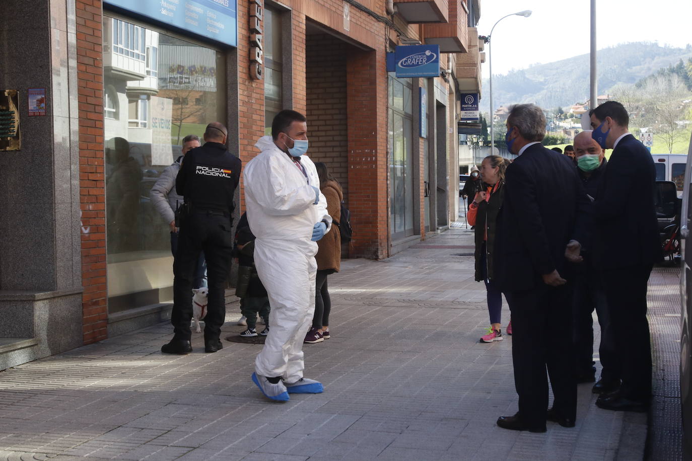 La menor ha sido encontrada con heridas de arma blanca. Un hombre, que se encontraba en la misma casa de la calle Vázquez de Mella, ha sido trasladado al HUCA.