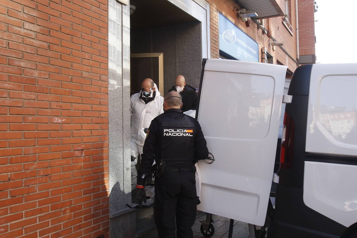 La menor ha sido encontrada con heridas de arma blanca. Un hombre, que se encontraba en la misma casa de la calle Vázquez de Mella, ha sido trasladado al HUCA.