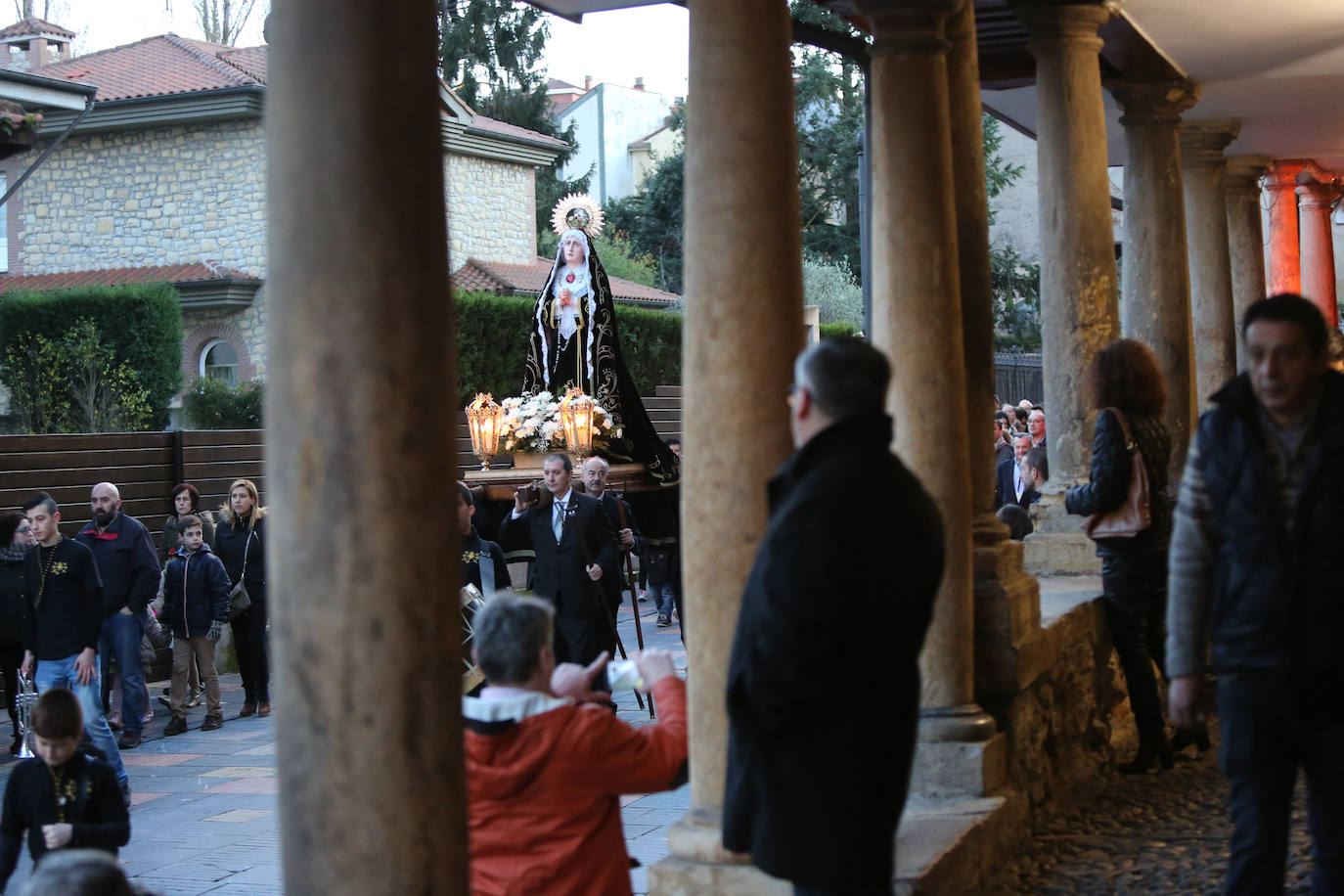 Después de dos años de restricciones por la pandemia, la región se prepara estos días para volver a vivir una Semana Santa en la calle, donde las procesiones volverán a ser las protagonistas. Recuperamos algunas de las imagenes más destacadas de procesiones de años anteriores. En la imagen, procesión de La Dolorosa, a su paso por la calle Galiana, en Avilés