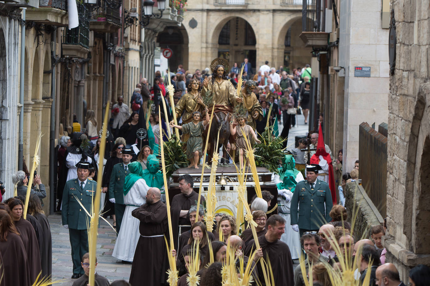 Después de dos años de restricciones por la pandemia, la región se prepara estos días para volver a vivir una Semana Santa en la calle, donde las procesiones volverán a ser las protagonistas. Recuperamos algunas de las imagenes más destacadas de procesiones de años anteriores. En la imagen, procesión del Domingo de Ramos en Avilés.