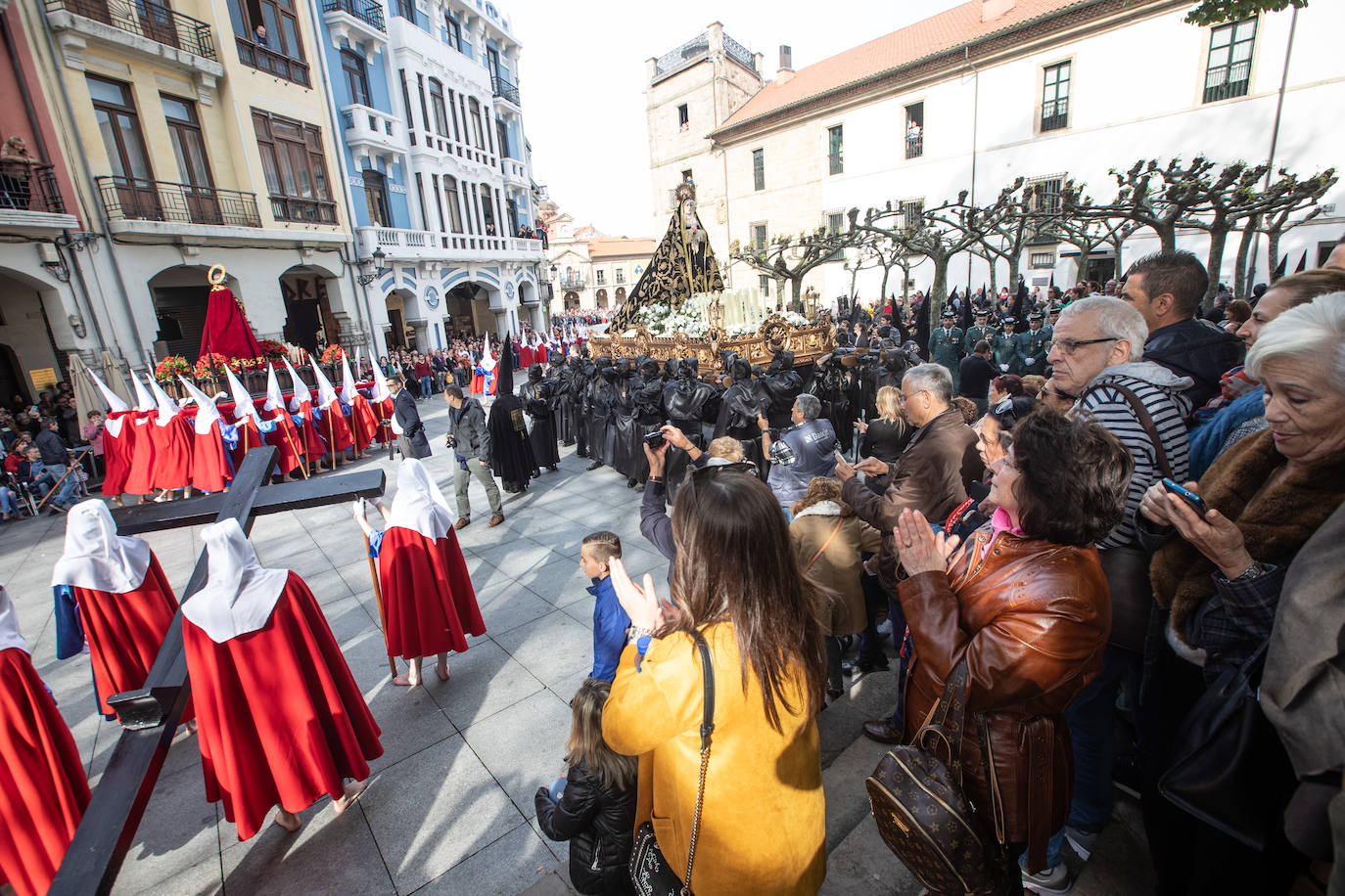 Después de dos años de restricciones por la pandemia, la región se prepara estos días para volver a vivir una Semana Santa en la calle, donde las procesiones volverán a ser las protagonistas. Recuperamos algunas de las imagenes más destacadas de procesiones de años anteriores. En la imagen, procesión del Santo Entierro, en Avilés 