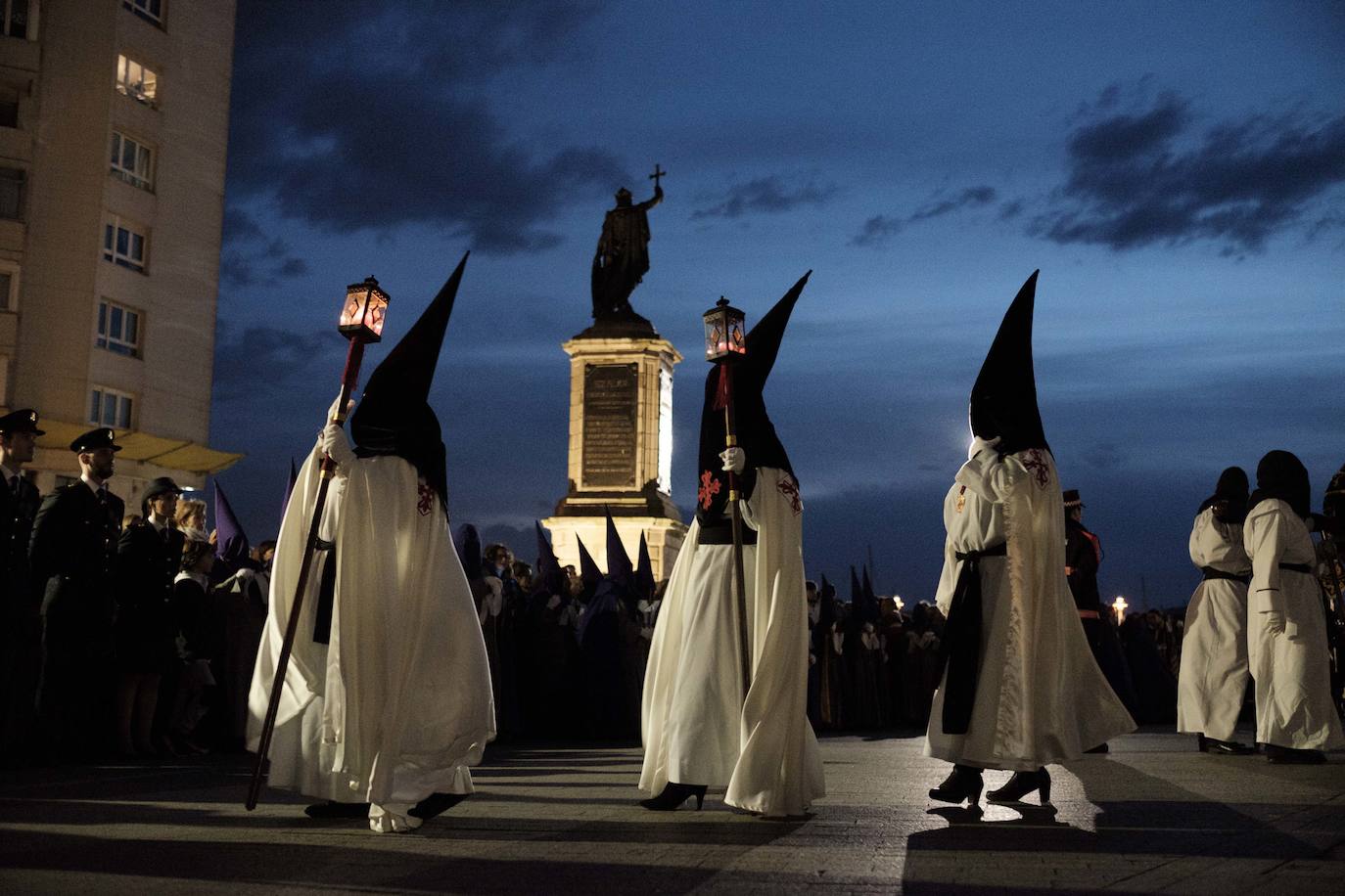 Después de dos años de restricciones por la pandemia, la región se prepara estos días para volver a vivir una Semana Santa en la calle, donde las procesiones volverán a ser las protagonistas. Recuperamos algunas de las imagenes más destacadas de procesiones de años anteriores. En la imagen, procesión del Encuentro, en Gijón.