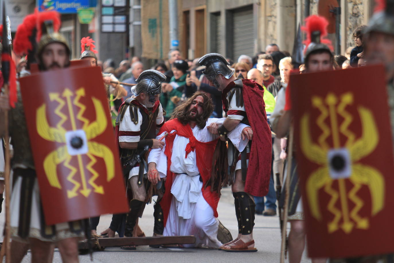 Después de dos años de restricciones por la pandemia, la región se prepara estos días para volver a vivir una Semana Santa en la calle, donde las procesiones volverán a ser las protagonistas. Recuperamos algunas de las imagenes más destacadas de procesiones de años anteriores. En la imagen, Via Crucis de Infiesto.