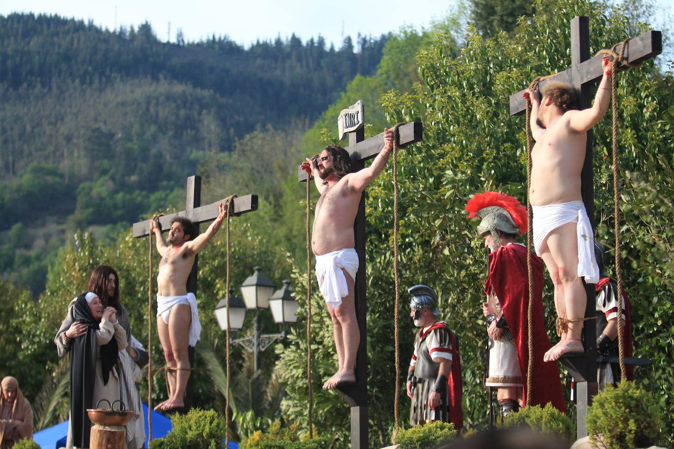 Después de dos años de restricciones por la pandemia, la región se prepara estos días para volver a vivir una Semana Santa en la calle, donde las procesiones volverán a ser las protagonistas. Recuperamos algunas de las imagenes más destacadas de procesiones de años anteriores. En la imagen, Via Crucis de Infiesto