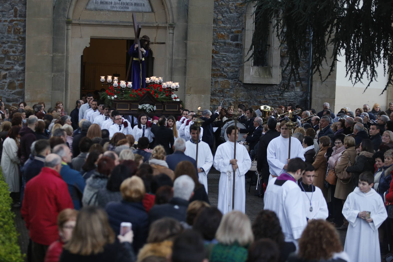 Después de dos años de restricciones por la pandemia, la región se prepara estos días para volver a vivir una Semana Santa en la calle, donde las procesiones volverán a ser las protagonistas. Recuperamos algunas de las imagenes más destacadas de procesiones de años anteriores. En la imagen, procesión en Laviana.