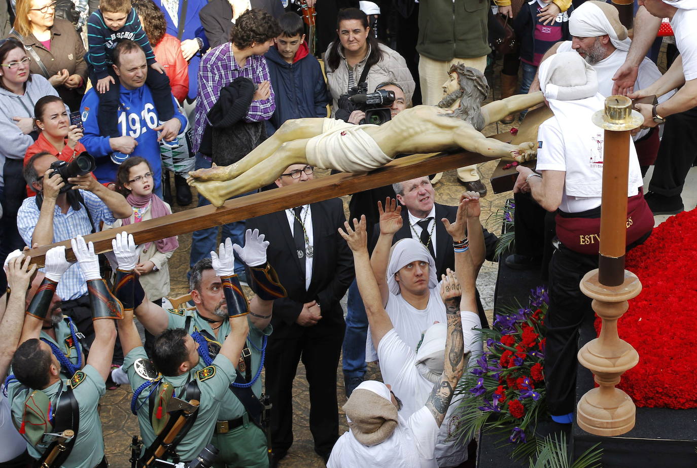 Después de dos años de restricciones por la pandemia, la región se prepara estos días para volver a vivir una Semana Santa en la calle, donde las procesiones volverán a ser las protagonistas. Recuperamos algunas de las imagenes más destacadas de procesiones de años anteriores. En la imagen, procesión del Cristo de la Misericordia.