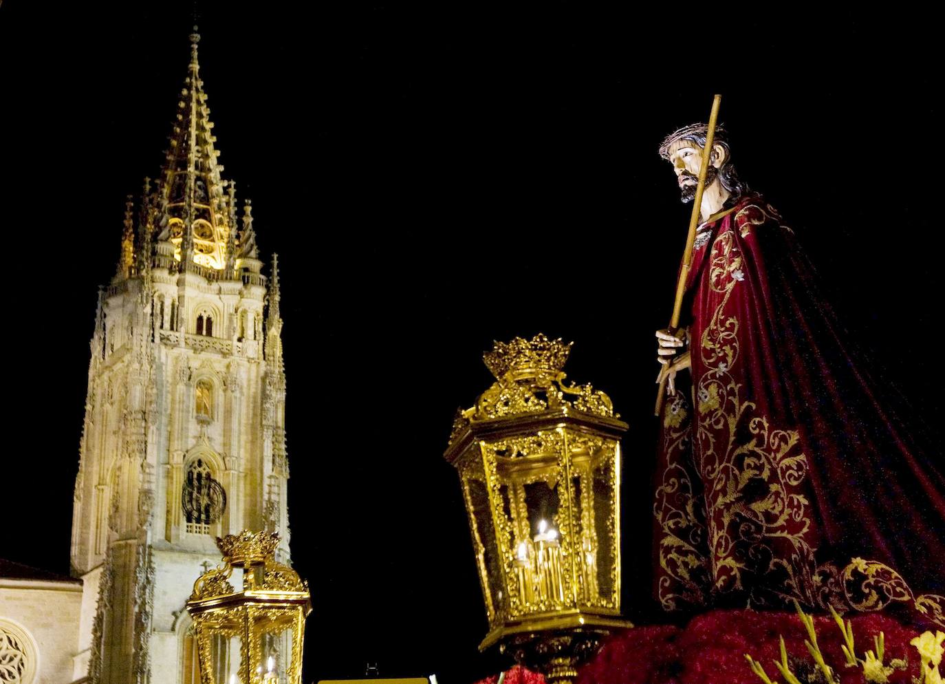 Después de dos años de restricciones por la pandemia, la región se prepara estos días para volver a vivir una Semana Santa en la calle, donde las procesiones volverán a ser las protagonistas. Recuperamos algunas de las imagenes más destacadas de procesiones de años anteriores. En la imagen, procesión de Jesús Cautivo, a su paso por la plaza de la Catedral de Oviedo.