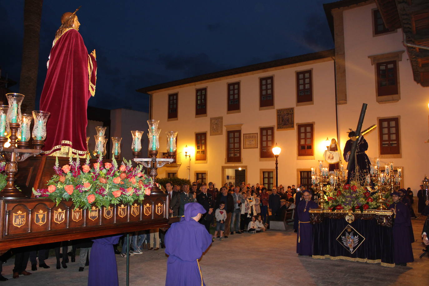 Después de dos años de restricciones por la pandemia, la región se prepara estos días para volver a vivir una Semana Santa en la calle, donde las procesiones volverán a ser las protagonistas. Recuperamos algunas de las imagenes más destacadas de procesiones de años anteriores. En la imagen, procesión en Villaviciosa.