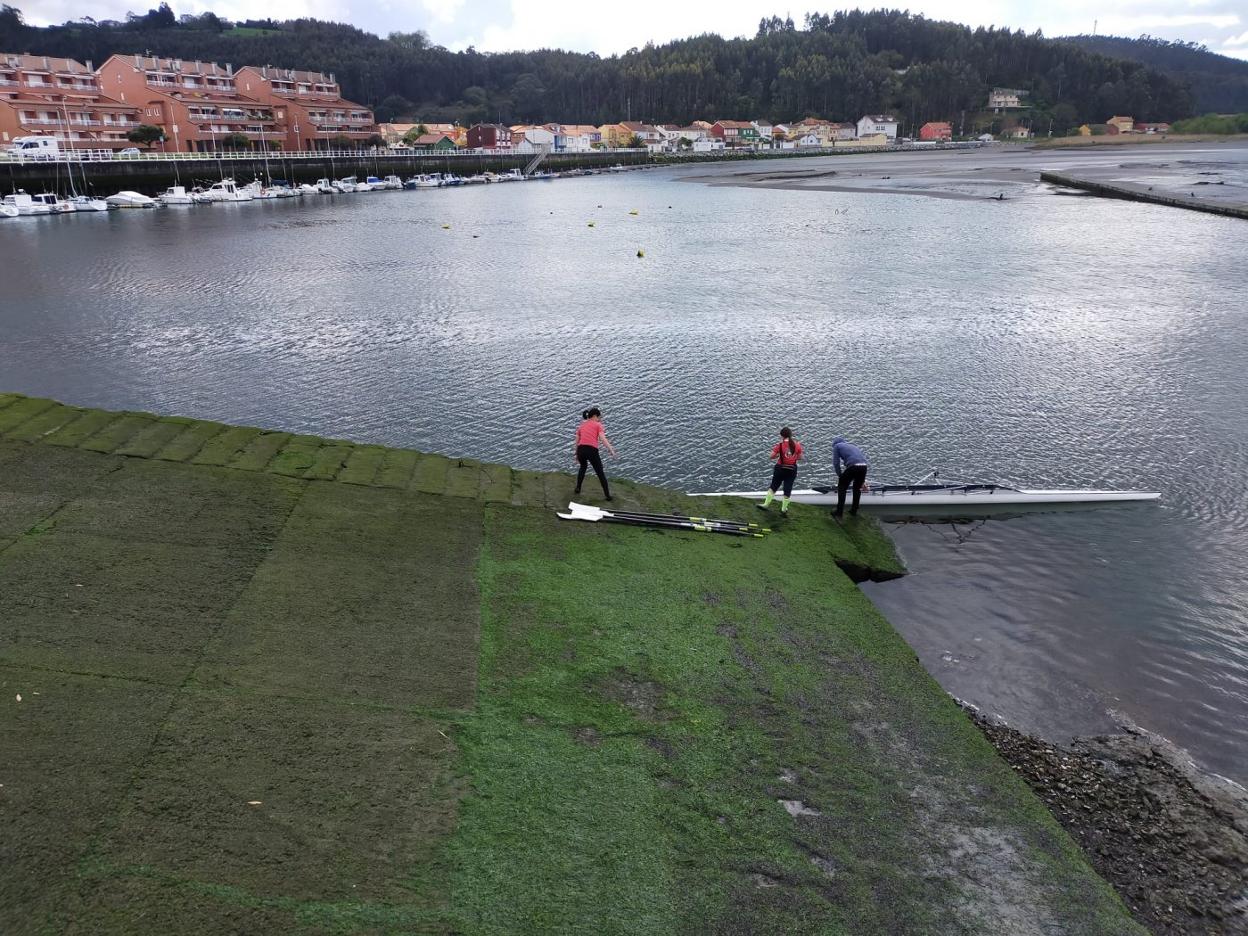 La rampa de varada está cubierta de verdín y provoca caídas. 