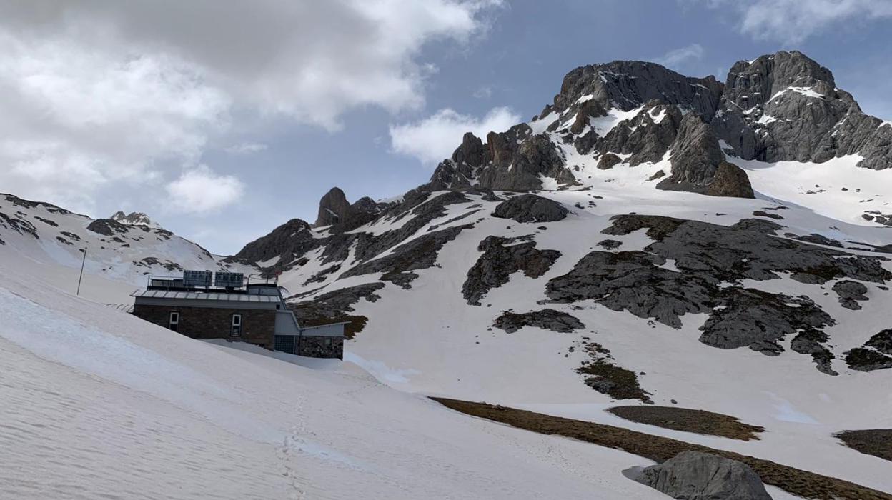 Última nevada en el entorno del refugio del Urriellu. 