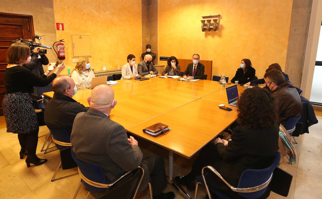 Reunión de la junta rectora del Centro Comunitario de Sangre, presidida por el consejero de Salud. 