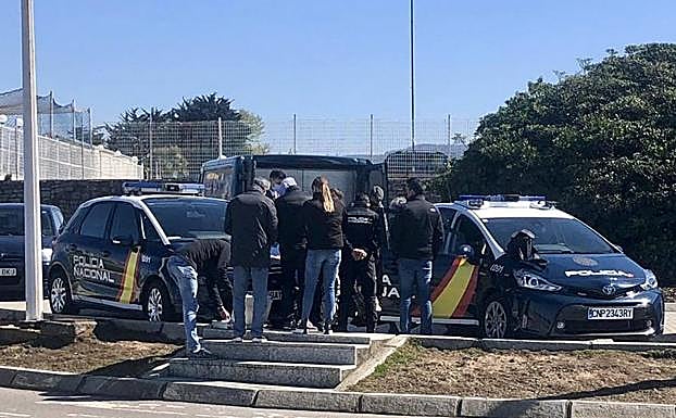 Agentes de la Policía Nacional y la funeraria, en la zona.