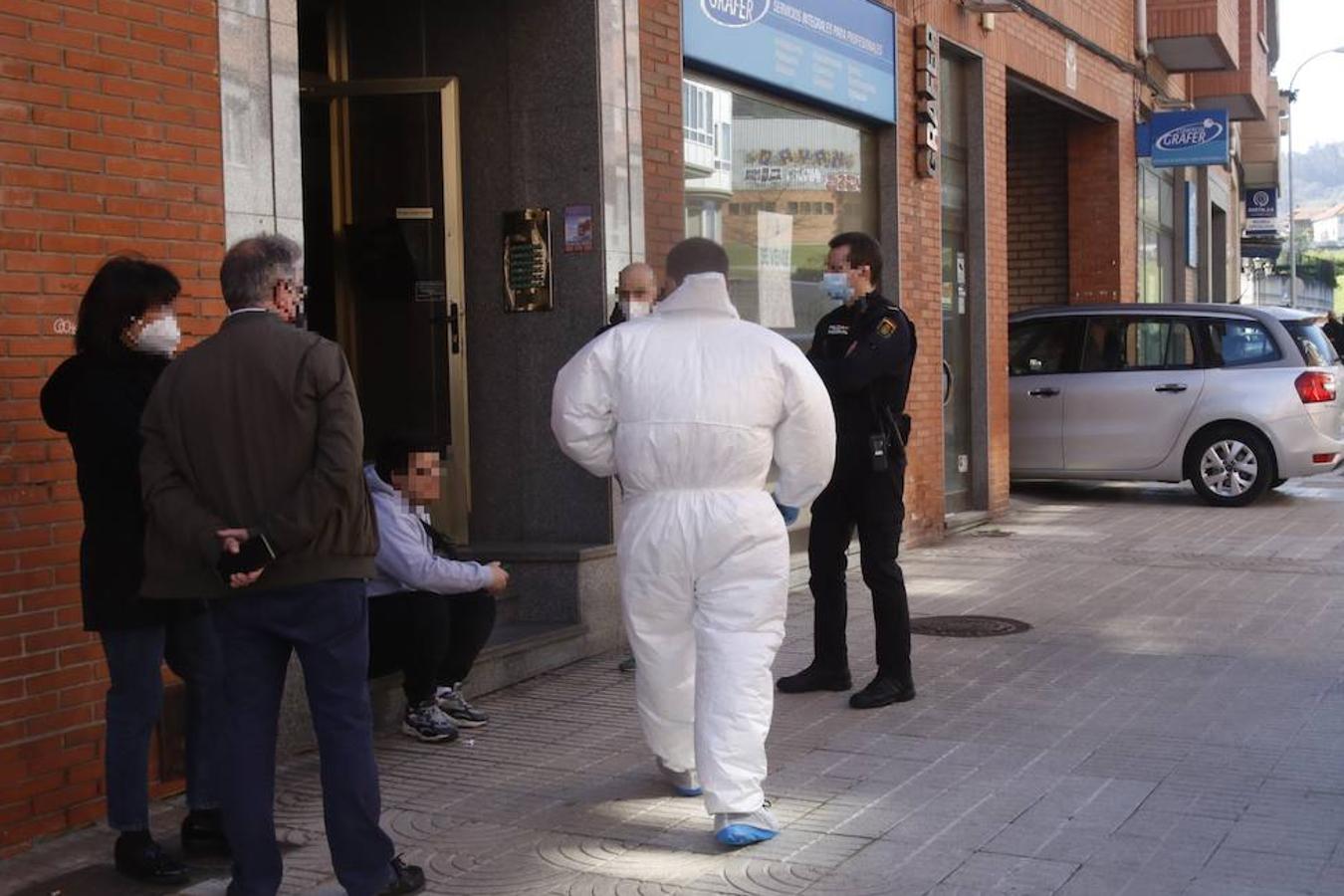 La menor ha sido encontrada con heridas de arma blanca. Un hombre, que se encontraba en la misma casa de la calle Vázquez de Mella, ha sido trasladado al HUCA.