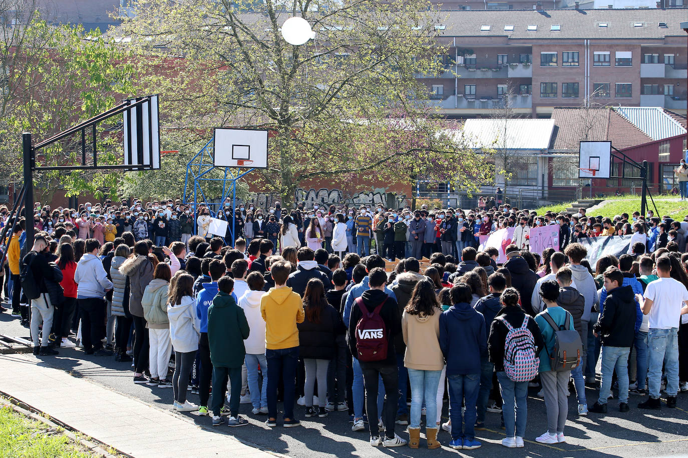 Profesorado y alumnos del instituto y colegio de La Ería guardan tres minutos de silencio por la niña asesinada en Vallobín.