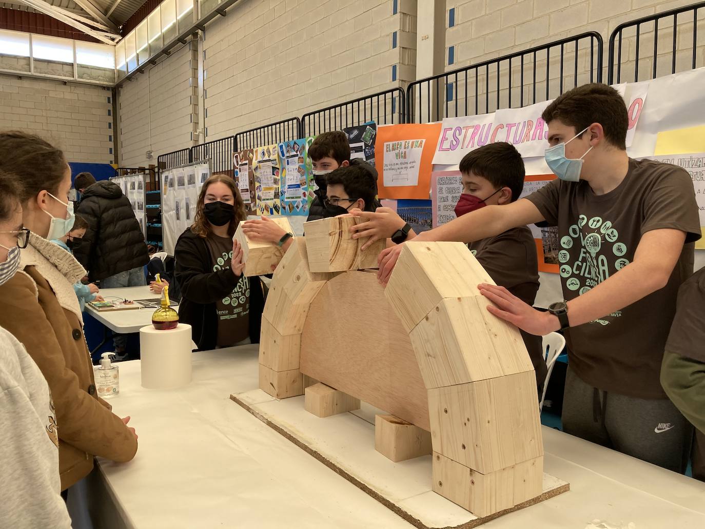 Los Objetivos de Desarrollo Sostenible (ODS) son los protagonistas de la octava edición de la Feria de la Ciencia del IES Galileo Galilei de Navia. Alumnos de Secundaria, Bachillerato y Formación Profesional compartieron sus proyectos de aerodinámica, radio, realidad aumentado en cuidados de enfermería, estudios estadísticos sobre los niveles de CO2, maquetas de volcanes como el de la Palma o iniciativas de mantenimiento electromecánico.