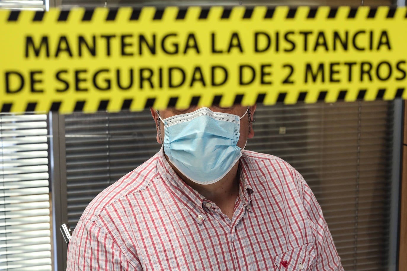 El Gobierno decretó la obligatoriedad de la mascarilla el 19 de ma yo de 2020 cuando no se pudiera guardar la distancia de seguridad. El 20 de abril de 2022 dejará de ser obligatoria en interiores menos en hospitales, residencias y transporte público. Han pasado 23 meses y los asturianos ya se han acostumbrado al uso de esta protección impuesta por la pandemia.