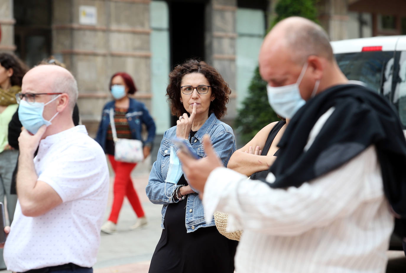 El Gobierno decretó la obligatoriedad de la mascarilla el 19 de ma yo de 2020 cuando no se pudiera guardar la distancia de seguridad. El 20 de abril de 2022 dejará de ser obligatoria en interiores menos en hospitales, residencias y transporte público. Han pasado 23 meses y los asturianos ya se han acostumbrado al uso de esta protección impuesta por la pandemia.