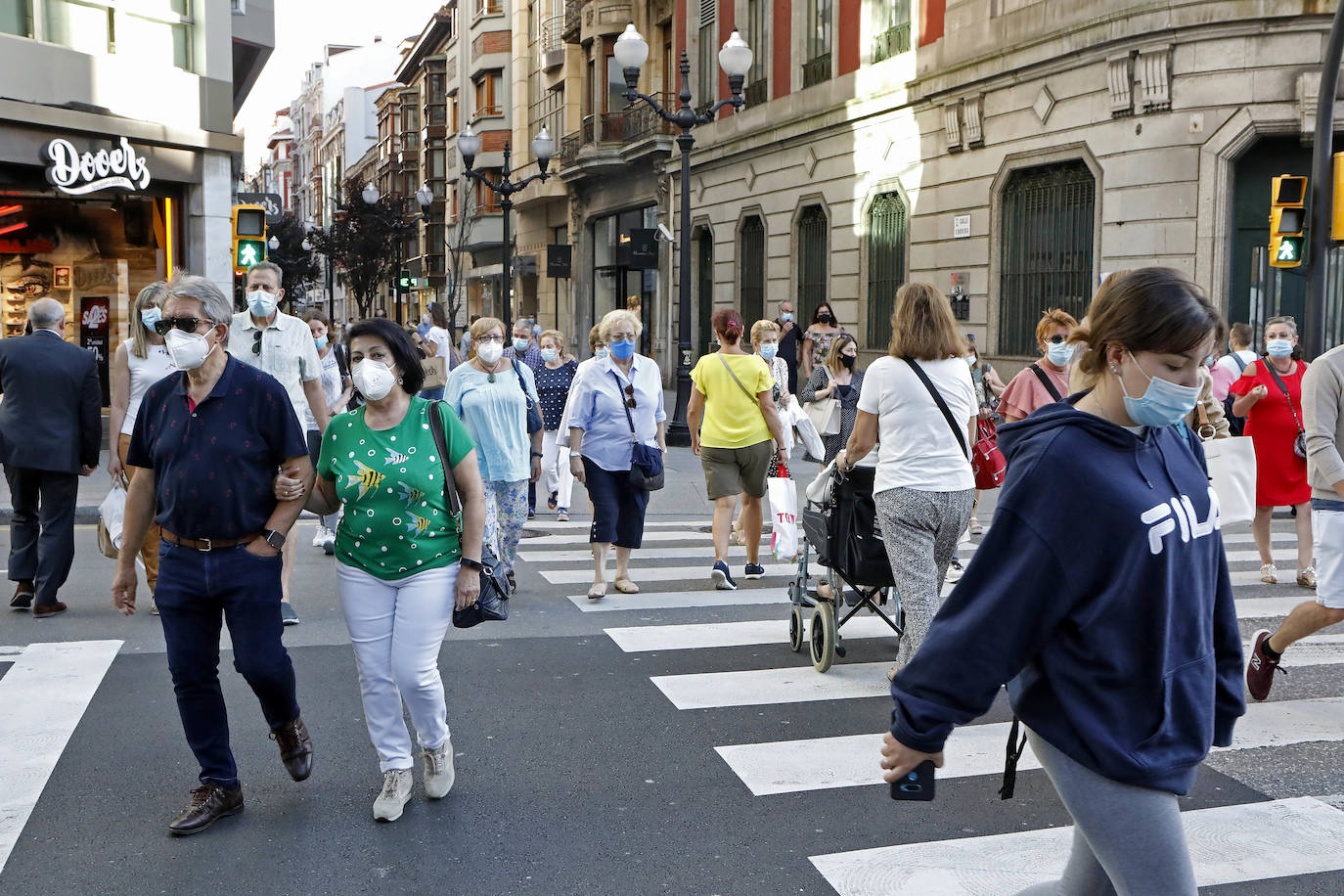 El Gobierno decretó la obligatoriedad de la mascarilla el 19 de ma yo de 2020 cuando no se pudiera guardar la distancia de seguridad. El 20 de abril de 2022 dejará de ser obligatoria en interiores menos en hospitales, residencias y transporte público. Han pasado 23 meses y los asturianos ya se han acostumbrado al uso de esta protección impuesta por la pandemia.