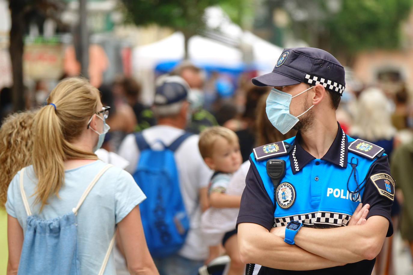 El Gobierno decretó la obligatoriedad de la mascarilla el 19 de ma yo de 2020 cuando no se pudiera guardar la distancia de seguridad. El 20 de abril de 2022 dejará de ser obligatoria en interiores menos en hospitales, residencias y transporte público. Han pasado 23 meses y los asturianos ya se han acostumbrado al uso de esta protección impuesta por la pandemia.