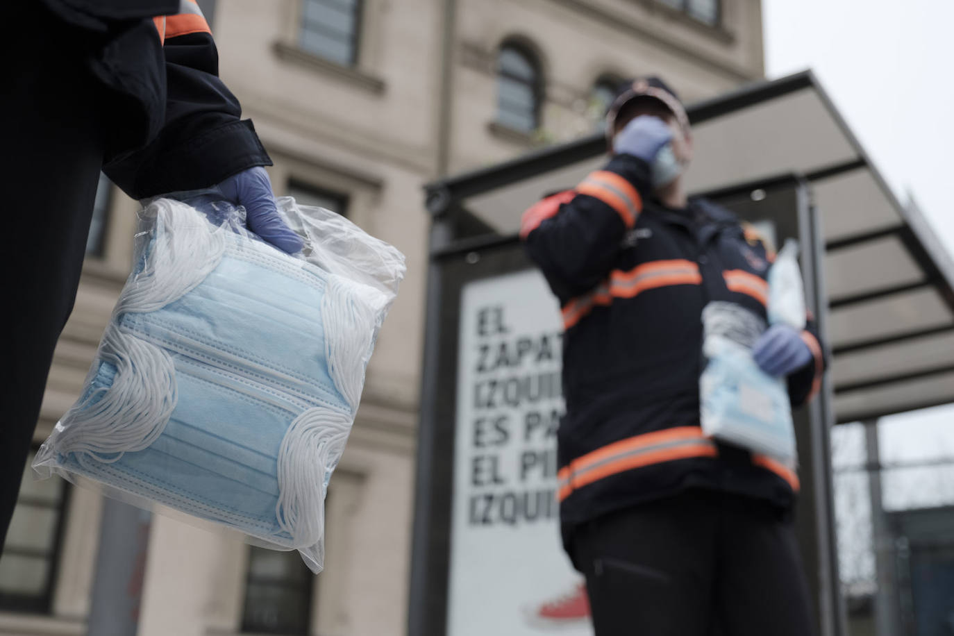 El Gobierno decretó la obligatoriedad de la mascarilla el 19 de ma yo de 2020 cuando no se pudiera guardar la distancia de seguridad. El 20 de abril de 2022 dejará de ser obligatoria en interiores menos en hospitales, residencias y transporte público. Han pasado 23 meses y los asturianos ya se han acostumbrado al uso de esta protección impuesta por la pandemia.