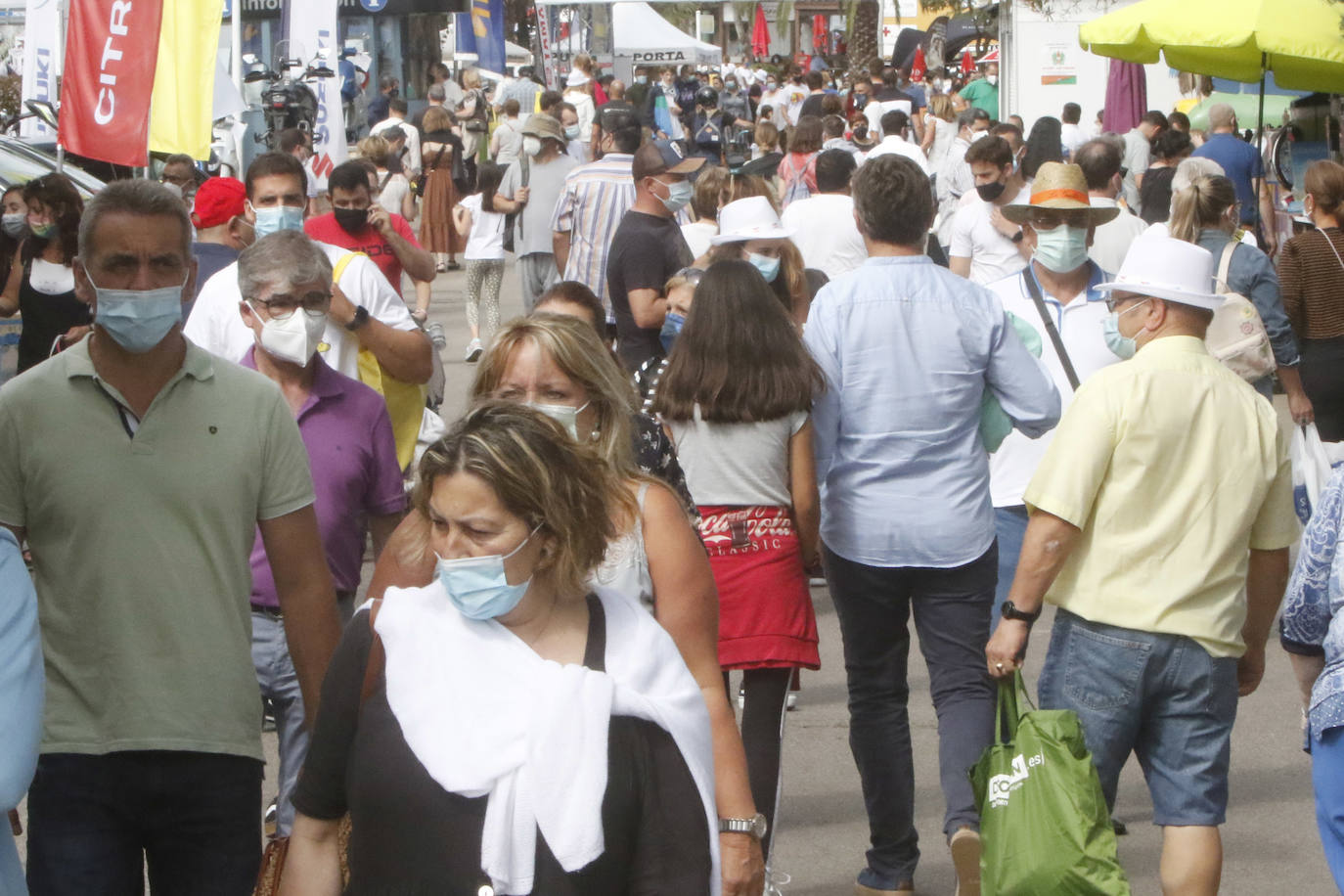 El Gobierno decretó la obligatoriedad de la mascarilla el 19 de ma yo de 2020 cuando no se pudiera guardar la distancia de seguridad. El 20 de abril de 2022 dejará de ser obligatoria en interiores menos en hospitales, residencias y transporte público. Han pasado 23 meses y los asturianos ya se han acostumbrado al uso de esta protección impuesta por la pandemia.