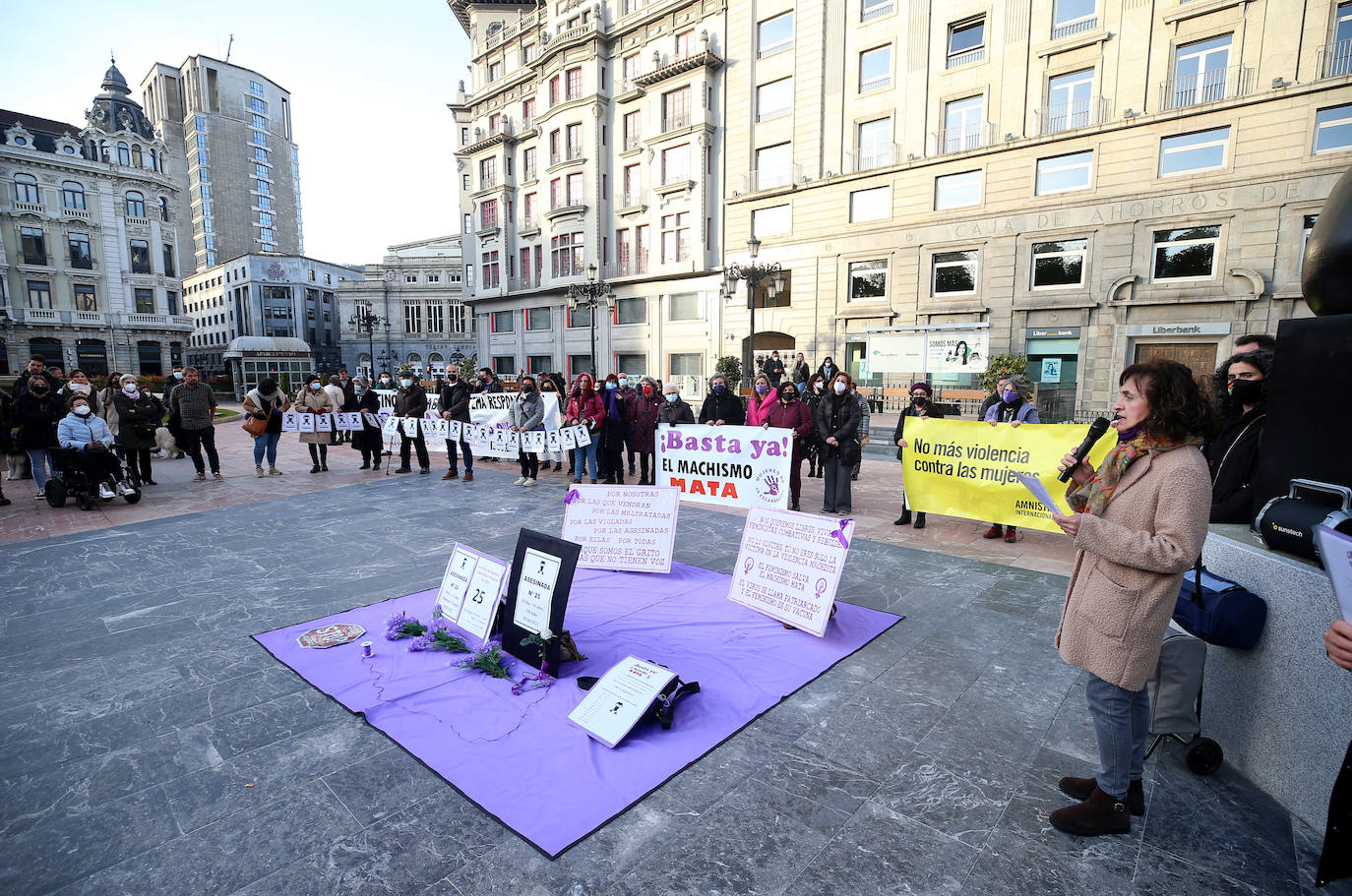 El Ayuntamiento de Oviedo rindió un minuto de silencio por el asesinato a puñaladas de una niña de 14 años en el barrio de Vallobín por un joven que se encuentra ingresado en el Hospital Universitario Central de Asturias (HUCA). Junto a Losa se concentraron también el alcalde de Oviedo, Alfredo Canteli; el presidente del Principado, Adrián Barbón y una nutrida representación de la Corporación municipal y el arco parlamentario asturiano. Junto a ellos un gran número de personas que no quisieron perderse el homenaje a la joven asesinada. También la plaza de la Escandalera fue testigo de otra concentración de repulsa por el asesinato.