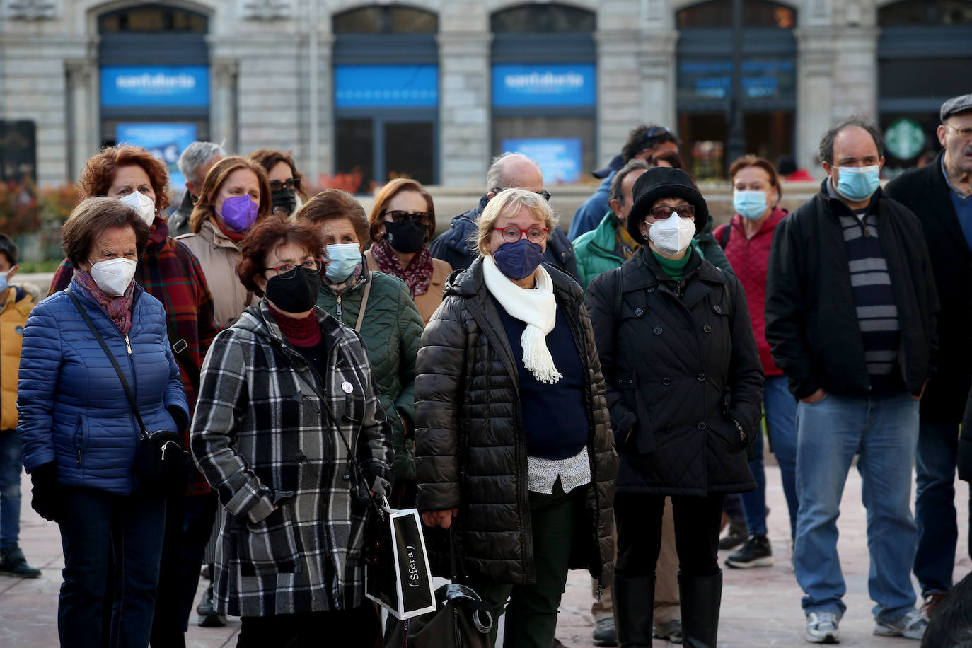 El Ayuntamiento de Oviedo rindió un minuto de silencio por el asesinato a puñaladas de una niña de 14 años en el barrio de Vallobín por un joven que se encuentra ingresado en el Hospital Universitario Central de Asturias (HUCA). Junto a Losa se concentraron también el alcalde de Oviedo, Alfredo Canteli; el presidente del Principado, Adrián Barbón y una nutrida representación de la Corporación municipal y el arco parlamentario asturiano. Junto a ellos un gran número de personas que no quisieron perderse el homenaje a la joven asesinada. También la plaza de la Escandalera fue testigo de otra concentración de repulsa por el asesinato.