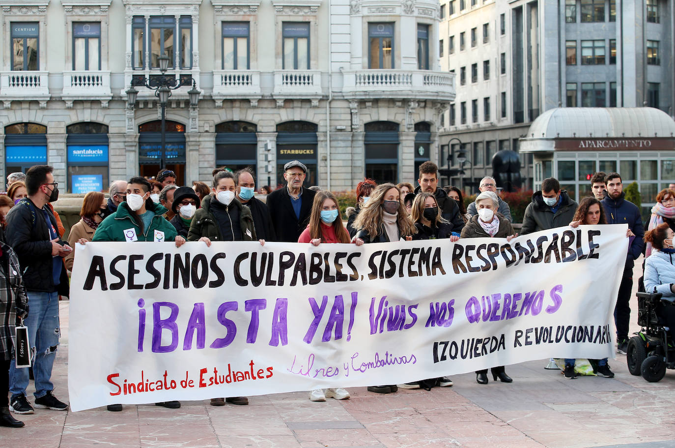 El Ayuntamiento de Oviedo rindió un minuto de silencio por el asesinato a puñaladas de una niña de 14 años en el barrio de Vallobín por un joven que se encuentra ingresado en el Hospital Universitario Central de Asturias (HUCA). Junto a Losa se concentraron también el alcalde de Oviedo, Alfredo Canteli; el presidente del Principado, Adrián Barbón y una nutrida representación de la Corporación municipal y el arco parlamentario asturiano. Junto a ellos un gran número de personas que no quisieron perderse el homenaje a la joven asesinada. También la plaza de la Escandalera fue testigo de otra concentración de repulsa por el asesinato.