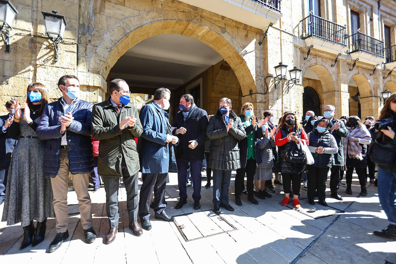 El Ayuntamiento de Oviedo rindió un minuto de silencio por el asesinato a puñaladas de una niña de 14 años en el barrio de Vallobín por un joven que se encuentra ingresado en el Hospital Universitario Central de Asturias (HUCA). Junto a Losa se concentraron también el alcalde de Oviedo, Alfredo Canteli; el presidente del Principado, Adrián Barbón y una nutrida representación de la Corporación municipal y el arco parlamentario asturiano. Junto a ellos un gran número de personas que no quisieron perderse el homenaje a la joven asesinada.