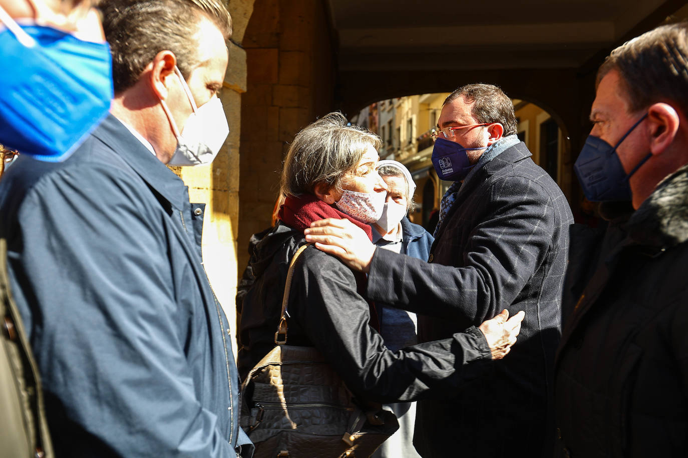 El Ayuntamiento de Oviedo rindió un minuto de silencio por el asesinato a puñaladas de una niña de 14 años en el barrio de Vallobín por un joven que se encuentra ingresado en el Hospital Universitario Central de Asturias (HUCA). Junto a Losa se concentraron también el alcalde de Oviedo, Alfredo Canteli; el presidente del Principado, Adrián Barbón y una nutrida representación de la Corporación municipal y el arco parlamentario asturiano. Junto a ellos un gran número de personas que no quisieron perderse el homenaje a la joven asesinada.