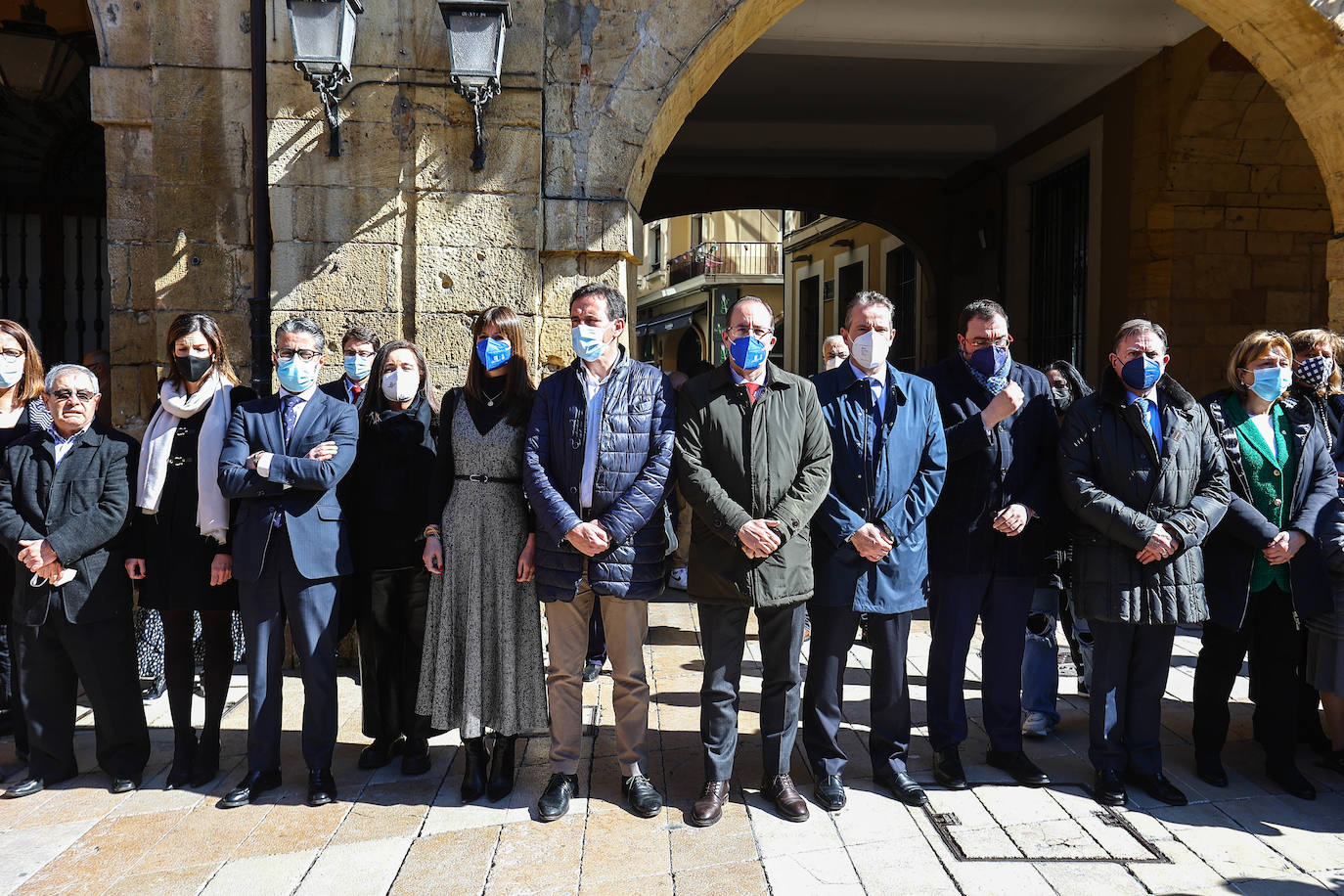 El Ayuntamiento de Oviedo rindió un minuto de silencio por el asesinato a puñaladas de una niña de 14 años en el barrio de Vallobín por un joven que se encuentra ingresado en el Hospital Universitario Central de Asturias (HUCA). Junto a Losa se concentraron también el alcalde de Oviedo, Alfredo Canteli; el presidente del Principado, Adrián Barbón y una nutrida representación de la Corporación municipal y el arco parlamentario asturiano. Junto a ellos un gran número de personas que no quisieron perderse el homenaje a la joven asesinada.