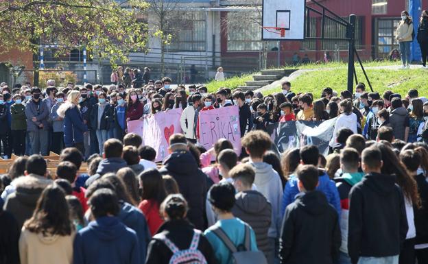 Los compañeros de Erika guardan tres minutos de silencio en recuerdo de la niña brutalmente asesinada.