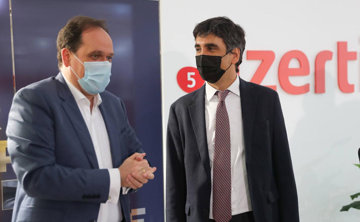 Pablo Martín, presidente de Izertis, con el secretario de Estado de Economía, Gonzalo García, en la visita realizada a las instalaciones de la consultora en Gijón en febrero.