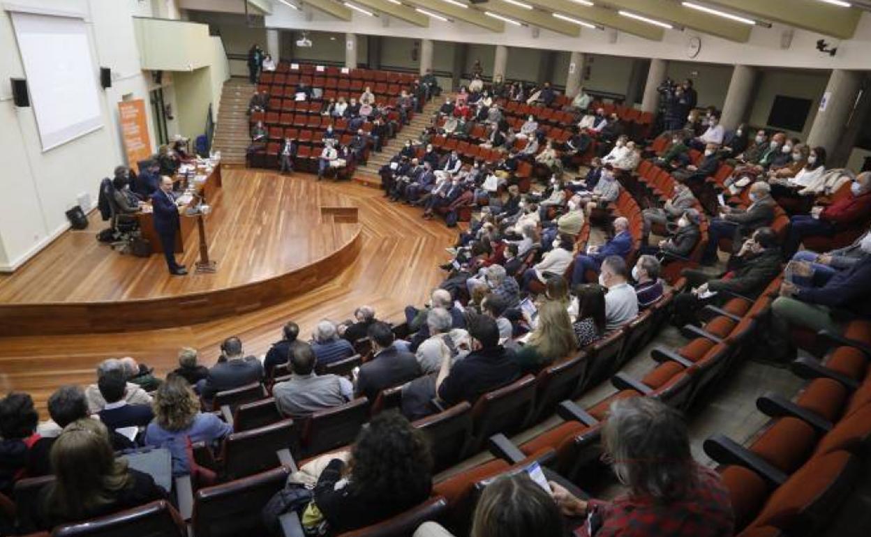 El rector se dirige a la comunidad universitaria presente en el Claustro extraordinario.