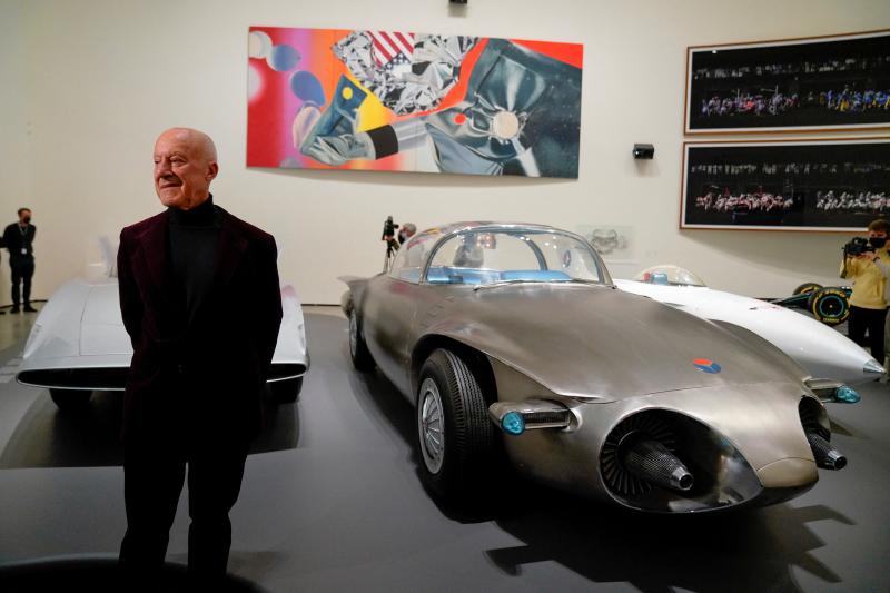 Norman Foster, arquitecto británico ha presentado 'Motion.Autos, ARt, Architeture'que vincula la dimensión artística del automóvil con la pintura, la escultura, la arquitectura, la fotografía y el cine.