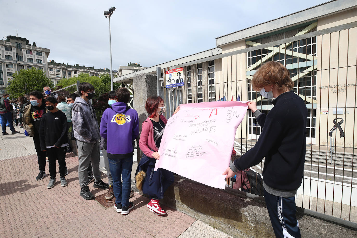 Compañeros, profesores, amigos y vecinos han rodedado hoy el IES La Ería en recuerdo de Erika Yunga, la adolescente de 14 años brutalmente asesinada en Oviedo. 