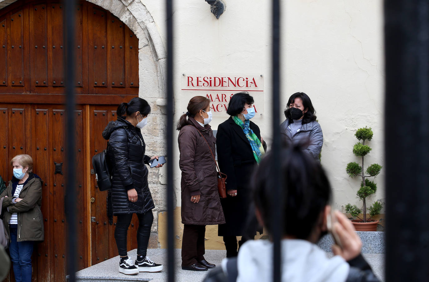 Cientos de personas acompañaron este jueves a la familia de Erika Yunga Alvarado, la niña asesinada el martes, durante el funeral que se celebró en la Capilla de la Religiosas de María Inmaculada. 