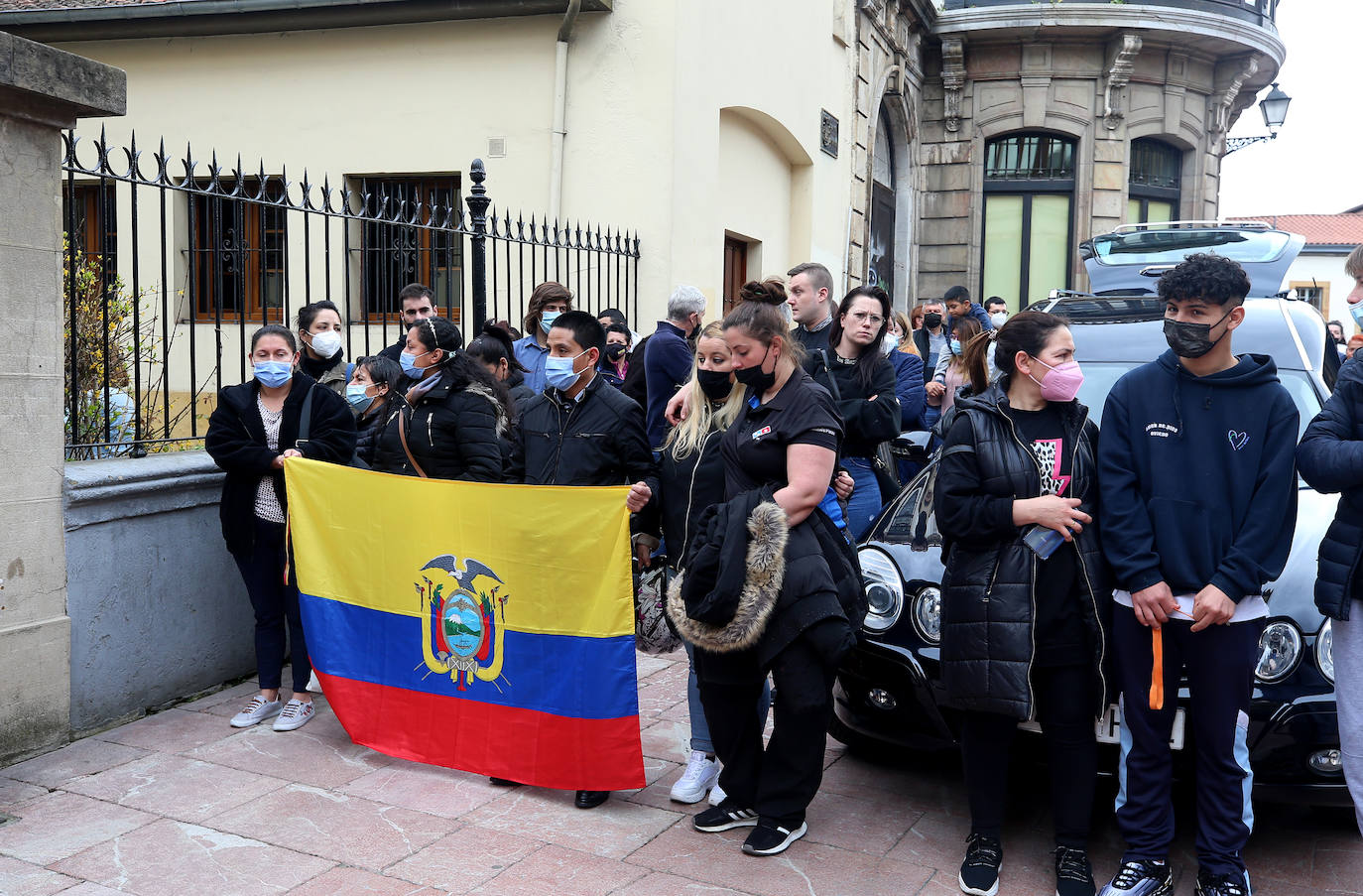 Cientos de personas acompañaron este jueves a la familia de Erika Yunga Alvarado, la niña asesinada el martes, durante el funeral que se celebró en la Capilla de la Religiosas de María Inmaculada. 