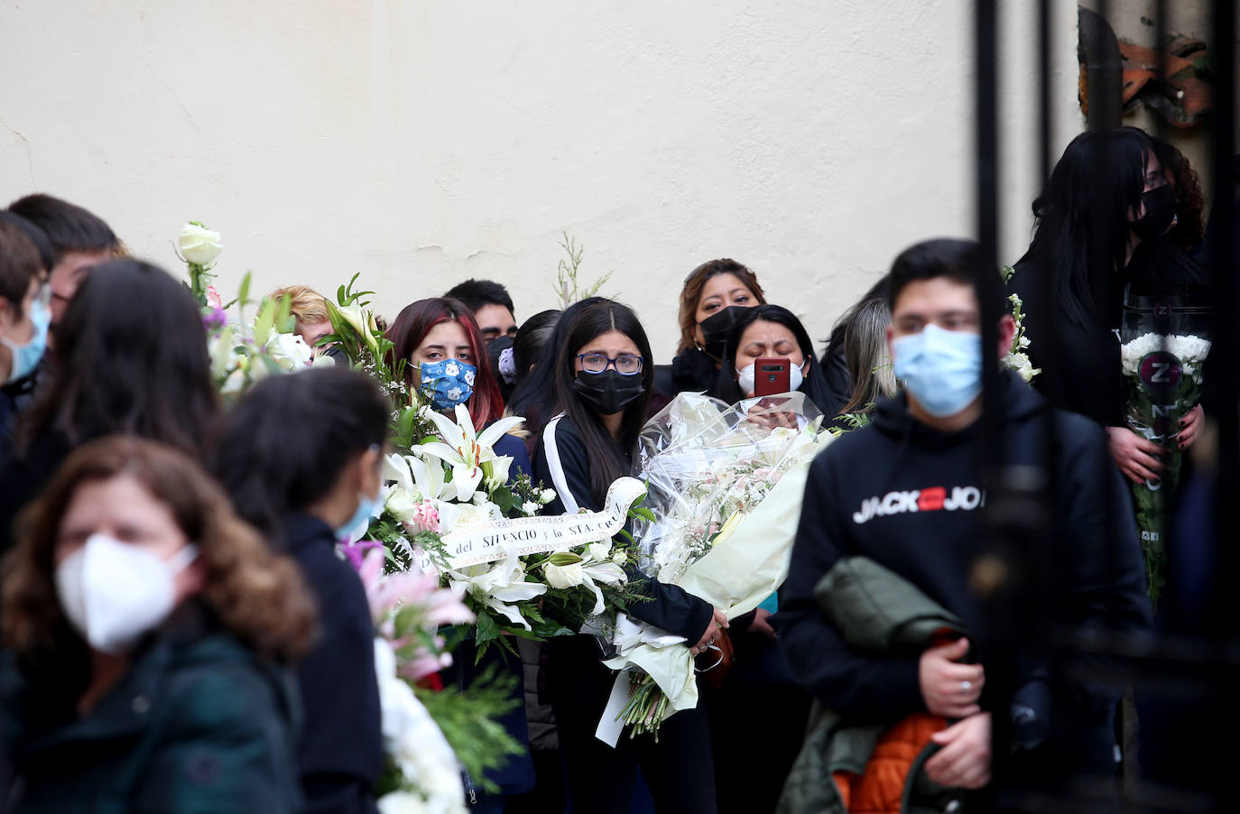 Cientos de personas acompañaron este jueves a la familia de Erika Yunga Alvarado, la niña asesinada el martes, durante el funeral que se celebró en la Capilla de la Religiosas de María Inmaculada. 