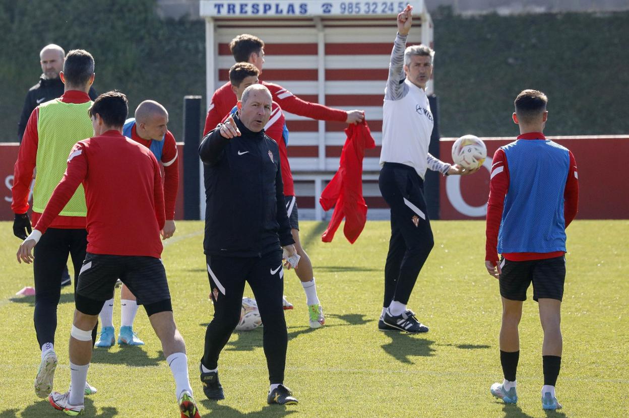 El técnico canario Fabián Rivero, durante el entrenamiento de ayer en el campo número 5, con Martí en segundo plano.