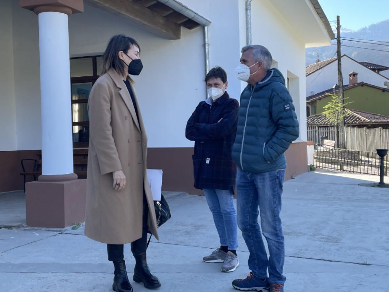 Representantes de Educación y del Ayuntamiento, durante la visita. 