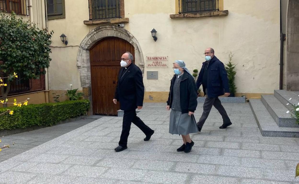 El arzobispo de Oviedo, Jesús Sanz Montes ha visitado a la familia de Erika en la capilla ardiente.