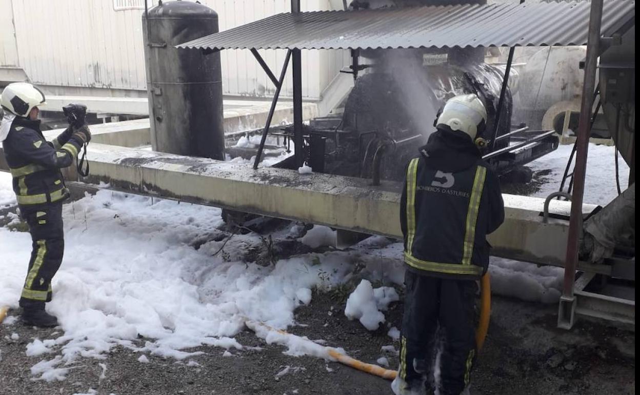 Efectivos de Bomberos de Asturias extinguen el incendio en un depósito de aceite en Salas. 