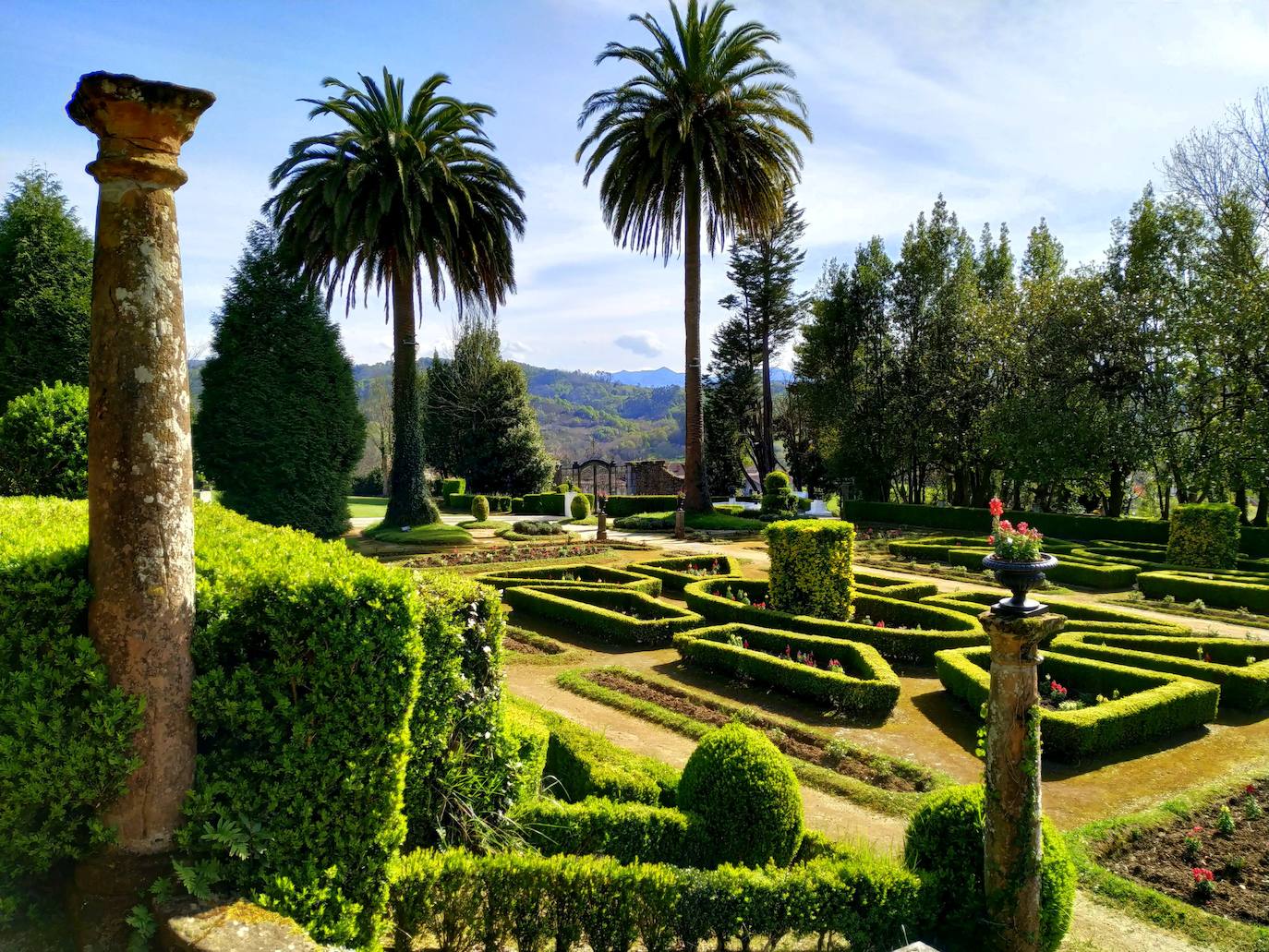 Vista de la mitad meridional del jardín francés desde la escalinata.